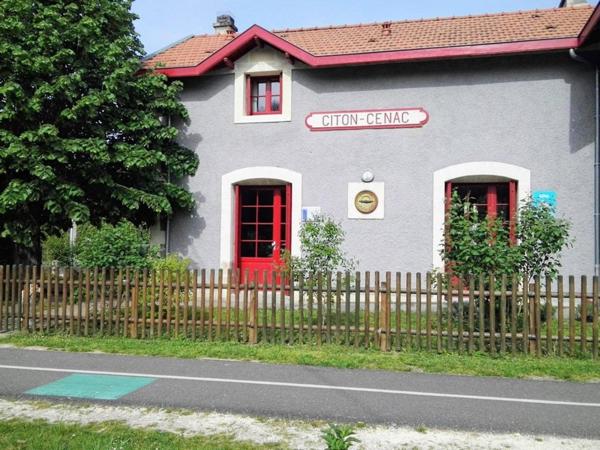 Terrain à bâtir en plein bourg du village