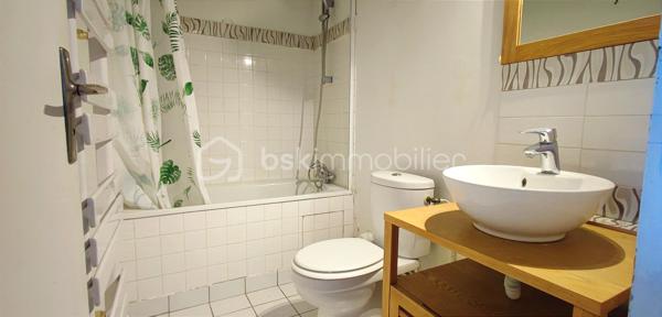 Secteur Robinson. Dans une petite copropriété au 3eme et dernier étage. Appartement 2 pièces vendu loué d'une superficie de 35.63 m² loi carrez (47.67 au sol) comprenant : salon/salle à manger, cuisine ouverte, chambre, salle de bain avec WC. Place de parking extérieur et cave. Loué 680 euros charges comprises (75 euros de charges).