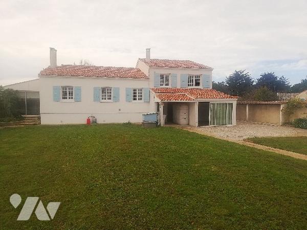 Proche des commerces et plages, belle maison des années 70 avec dépendances et jardin d'agrément.