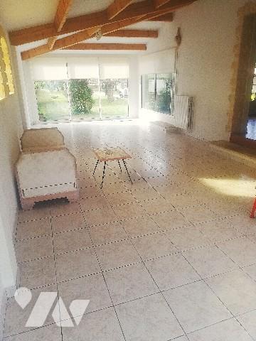 Proche des commerces et plages, belle maison des années 70 avec dépendances et jardin d'agrément.