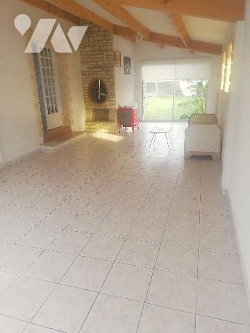 Proche des commerces et plages, belle maison des années 70 avec dépendances et jardin d'agrément.