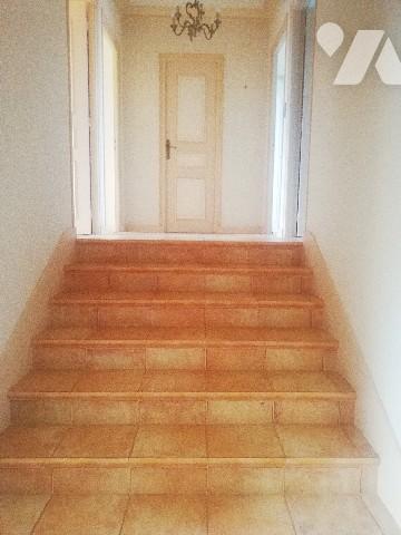 Proche des commerces et plages, belle maison des années 70 avec dépendances et jardin d'agrément.