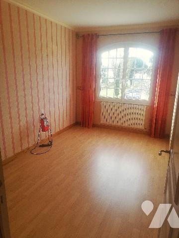 Proche des commerces et plages, belle maison des années 70 avec dépendances et jardin d'agrément.