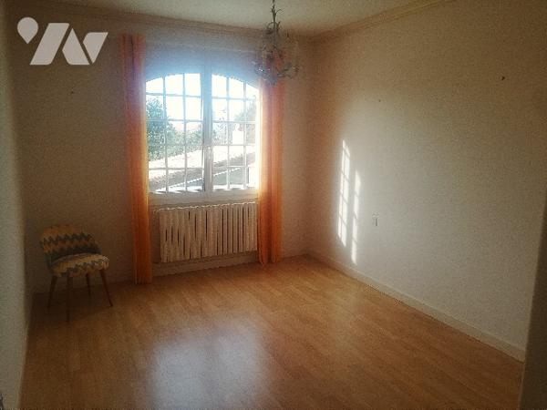 Proche des commerces et plages, belle maison des années 70 avec dépendances et jardin d'agrément.