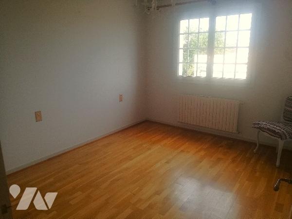 Proche des commerces et plages, belle maison des années 70 avec dépendances et jardin d'agrément.