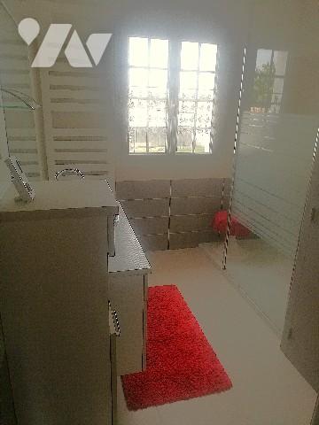 Proche des commerces et plages, belle maison des années 70 avec dépendances et jardin d'agrément.