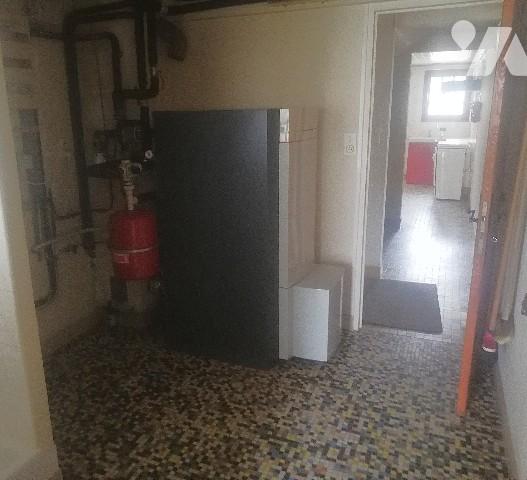 Proche des commerces et plages, belle maison des années 70 avec dépendances et jardin d'agrément.