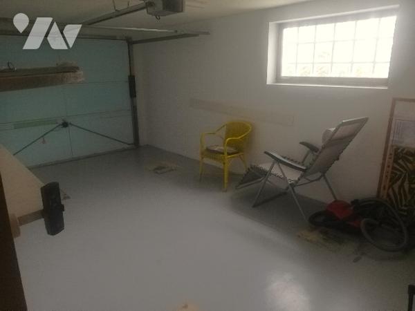 Proche des commerces et plages, belle maison des années 70 avec dépendances et jardin d'agrément.