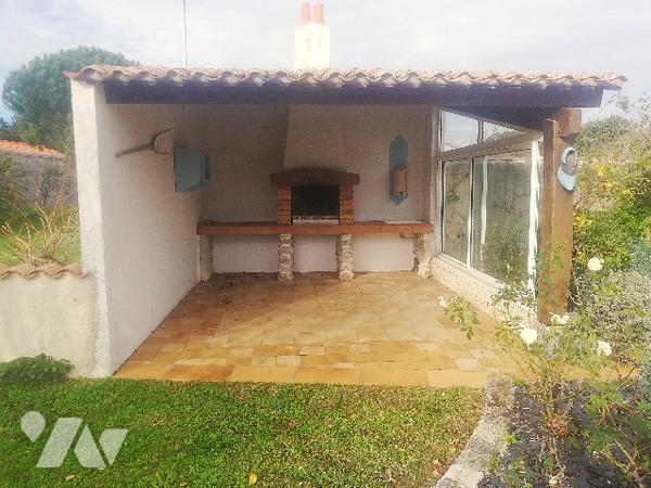 Proche des commerces et plages, belle maison des années 70 avec dépendances et jardin d'agrément.