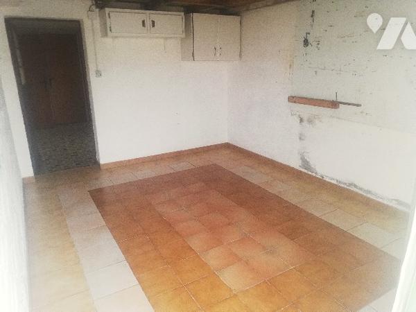 Proche des commerces et plages, belle maison des années 70 avec dépendances et jardin d'agrément.