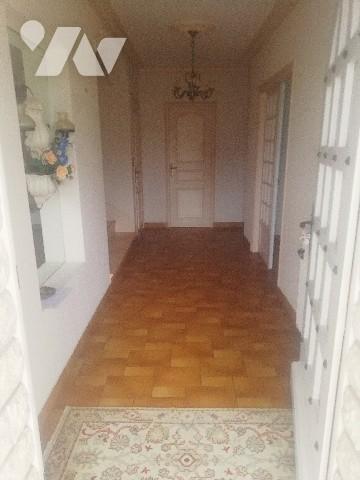 Proche des commerces et plages, belle maison des années 70 avec dépendances et jardin d'agrément.