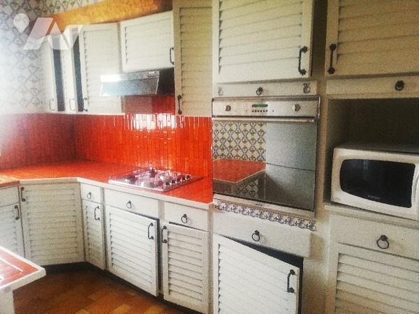 Proche des commerces et plages, belle maison des années 70 avec dépendances et jardin d'agrément.