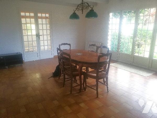 Proche des commerces et plages, belle maison des années 70 avec dépendances et jardin d'agrément.