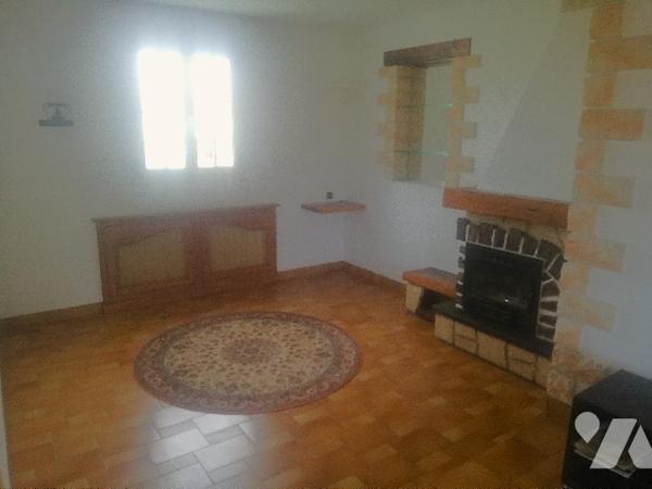 Proche des commerces et plages, belle maison des années 70 avec dépendances et jardin d'agrément.