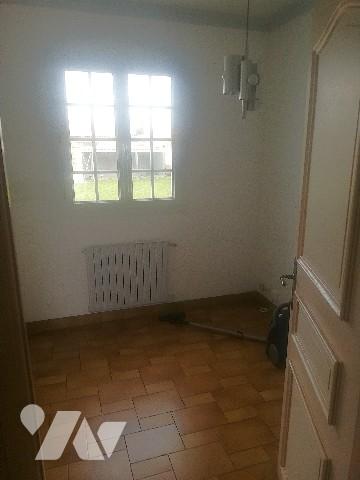 Proche des commerces et plages, belle maison des années 70 avec dépendances et jardin d'agrément.