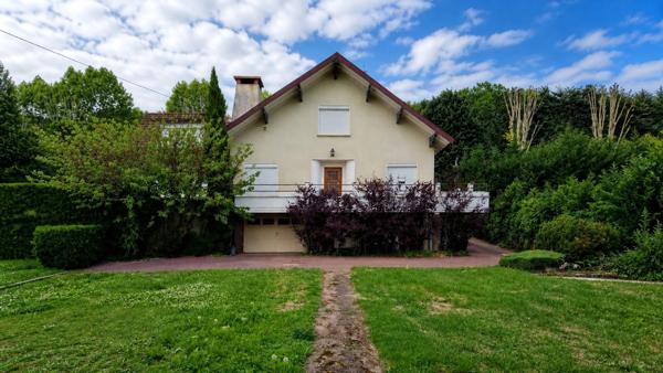 avec une vue des Alpes à Lyon, à vendre maison d'environ 223 m2 sur un terrain de 892 m2 BEYNOST (01)