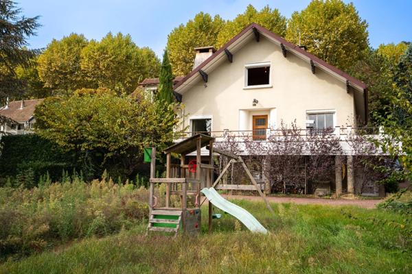 avec une vue des Alpes à Lyon, à vendre maison d'environ 223 m2 sur un terrain de 892 m2 BEYNOST (01)