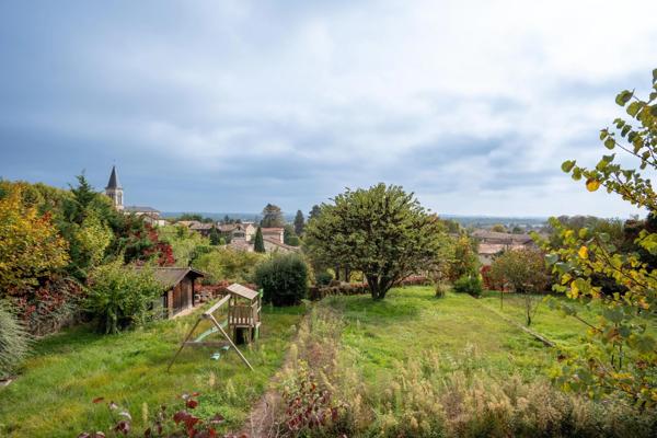 avec une vue des Alpes à Lyon, à vendre maison d'environ 223 m2 sur un terrain de 892 m2 BEYNOST (01)