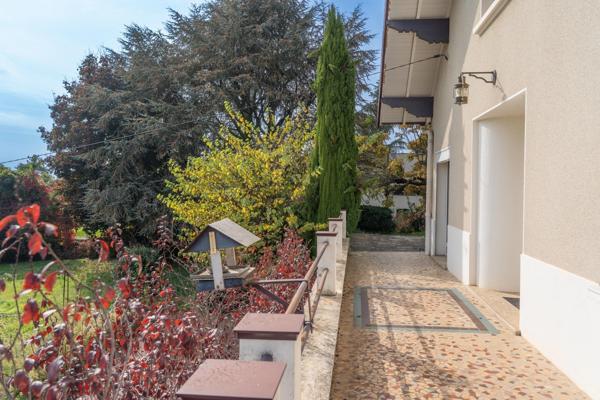avec une vue des Alpes à Lyon, à vendre maison d'environ 223 m2 sur un terrain de 892 m2 BEYNOST (01)