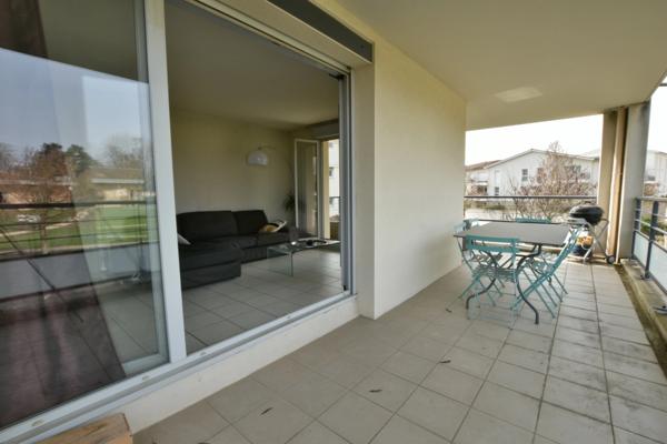 T2 47 m² – Grande terrasse 22 m² + balcon – Parking + garage – Résidence avec piscine – Vourles