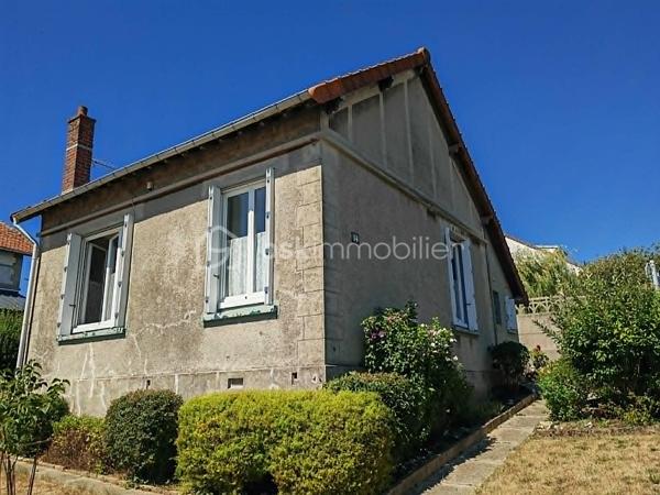 Découvrez cette maison, située dans un quartier calme qui promet un quotidien serein. Son style authentique, datant des années 40, offre une ambiance chaleureuse et un charme indéniable.

Cette jolie demeure de 48m² comprend une belle pièce de vie de plus de 22m² et 2 chambres. 
Sur un terrain de 423m² bien entretenu, vous pourrez vous détendre et profitez des beaux jours. L'agencement optimal des espaces intérieurs confortables et fonctionnels vous permettra de créer votre cocon à votre goût. Possibilité d'aménager les combles.
Un garage non accolé à la maison avec porte coulissante en PVC et porte d'accès au jardin vient compléter ce bien.

Bien desservie par les transports et à proximité des commerces, elle est idéale pour ceux cherchant un endroit paisible tout en restant proche de l'animation urbaine.  Vous serez à 2 minutes des commodités et 5 minutes de la mer. 
Profitez d'une opportunité unique avec Christelle Ruelle pour devenir propriétaire de cette adorable maison en appelant le 06.11.22.13.30