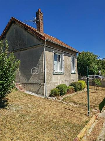 Découvrez cette maison, située dans un quartier calme qui promet un quotidien serein. Son style authentique, datant des années 40, offre une ambiance chaleureuse et un charme indéniable.

Cette jolie demeure de 48m² comprend une belle pièce de vie de plus de 22m² et 2 chambres. 
Sur un terrain de 423m² bien entretenu, vous pourrez vous détendre et profitez des beaux jours. L'agencement optimal des espaces intérieurs confortables et fonctionnels vous permettra de créer votre cocon à votre goût. Possibilité d'aménager les combles.
Un garage non accolé à la maison avec porte coulissante en PVC et porte d'accès au jardin vient compléter ce bien.

Bien desservie par les transports et à proximité des commerces, elle est idéale pour ceux cherchant un endroit paisible tout en restant proche de l'animation urbaine.  Vous serez à 2 minutes des commodités et 5 minutes de la mer. 
Profitez d'une opportunité unique avec Christelle Ruelle pour devenir propriétaire de cette adorable maison en appelant le 06.11.22.13.30