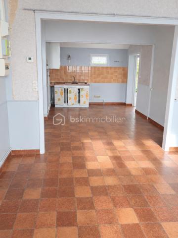 Découvrez cette maison, située dans un quartier calme qui promet un quotidien serein. Son style authentique, datant des années 40, offre une ambiance chaleureuse et un charme indéniable.

Cette jolie demeure de 48m² comprend une belle pièce de vie de plus de 22m² et 2 chambres. 
Sur un terrain de 423m² bien entretenu, vous pourrez vous détendre et profitez des beaux jours. L'agencement optimal des espaces intérieurs confortables et fonctionnels vous permettra de créer votre cocon à votre goût. Possibilité d'aménager les combles.
Un garage non accolé à la maison avec porte coulissante en PVC et porte d'accès au jardin vient compléter ce bien.

Bien desservie par les transports et à proximité des commerces, elle est idéale pour ceux cherchant un endroit paisible tout en restant proche de l'animation urbaine.  Vous serez à 2 minutes des commodités et 5 minutes de la mer. 
Profitez d'une opportunité unique avec Christelle Ruelle pour devenir propriétaire de cette adorable maison en appelant le 06.11.22.13.30