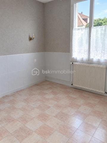 Découvrez cette maison, située dans un quartier calme qui promet un quotidien serein. Son style authentique, datant des années 40, offre une ambiance chaleureuse et un charme indéniable.

Cette jolie demeure de 48m² comprend une belle pièce de vie de plus de 22m² et 2 chambres. 
Sur un terrain de 423m² bien entretenu, vous pourrez vous détendre et profitez des beaux jours. L'agencement optimal des espaces intérieurs confortables et fonctionnels vous permettra de créer votre cocon à votre goût. Possibilité d'aménager les combles.
Un garage non accolé à la maison avec porte coulissante en PVC et porte d'accès au jardin vient compléter ce bien.

Bien desservie par les transports et à proximité des commerces, elle est idéale pour ceux cherchant un endroit paisible tout en restant proche de l'animation urbaine.  Vous serez à 2 minutes des commodités et 5 minutes de la mer. 
Profitez d'une opportunité unique avec Christelle Ruelle pour devenir propriétaire de cette adorable maison en appelant le 06.11.22.13.30