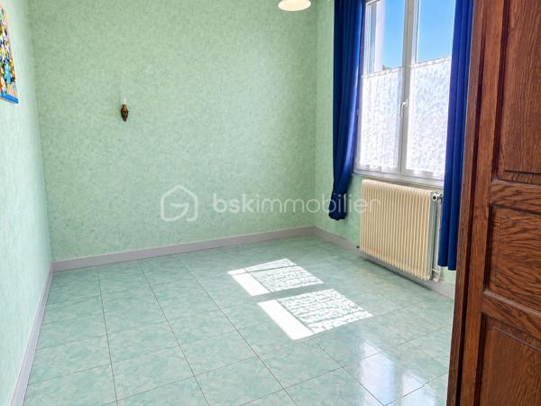 Découvrez cette maison, située dans un quartier calme qui promet un quotidien serein. Son style authentique, datant des années 40, offre une ambiance chaleureuse et un charme indéniable.

Cette jolie demeure de 48m² comprend une belle pièce de vie de plus de 22m² et 2 chambres. 
Sur un terrain de 423m² bien entretenu, vous pourrez vous détendre et profitez des beaux jours. L'agencement optimal des espaces intérieurs confortables et fonctionnels vous permettra de créer votre cocon à votre goût. Possibilité d'aménager les combles.
Un garage non accolé à la maison avec porte coulissante en PVC et porte d'accès au jardin vient compléter ce bien.

Bien desservie par les transports et à proximité des commerces, elle est idéale pour ceux cherchant un endroit paisible tout en restant proche de l'animation urbaine.  Vous serez à 2 minutes des commodités et 5 minutes de la mer. 
Profitez d'une opportunité unique avec Christelle Ruelle pour devenir propriétaire de cette adorable maison en appelant le 06.11.22.13.30