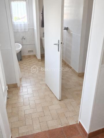 Découvrez cette maison, située dans un quartier calme qui promet un quotidien serein. Son style authentique, datant des années 40, offre une ambiance chaleureuse et un charme indéniable.

Cette jolie demeure de 48m² comprend une belle pièce de vie de plus de 22m² et 2 chambres. 
Sur un terrain de 423m² bien entretenu, vous pourrez vous détendre et profitez des beaux jours. L'agencement optimal des espaces intérieurs confortables et fonctionnels vous permettra de créer votre cocon à votre goût. Possibilité d'aménager les combles.
Un garage non accolé à la maison avec porte coulissante en PVC et porte d'accès au jardin vient compléter ce bien.

Bien desservie par les transports et à proximité des commerces, elle est idéale pour ceux cherchant un endroit paisible tout en restant proche de l'animation urbaine.  Vous serez à 2 minutes des commodités et 5 minutes de la mer. 
Profitez d'une opportunité unique avec Christelle Ruelle pour devenir propriétaire de cette adorable maison en appelant le 06.11.22.13.30