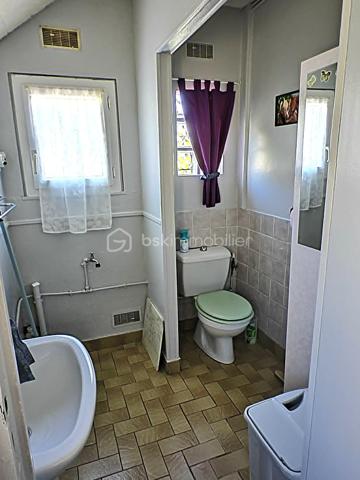 Découvrez cette maison, située dans un quartier calme qui promet un quotidien serein. Son style authentique, datant des années 40, offre une ambiance chaleureuse et un charme indéniable.

Cette jolie demeure de 48m² comprend une belle pièce de vie de plus de 22m² et 2 chambres. 
Sur un terrain de 423m² bien entretenu, vous pourrez vous détendre et profitez des beaux jours. L'agencement optimal des espaces intérieurs confortables et fonctionnels vous permettra de créer votre cocon à votre goût. Possibilité d'aménager les combles.
Un garage non accolé à la maison avec porte coulissante en PVC et porte d'accès au jardin vient compléter ce bien.

Bien desservie par les transports et à proximité des commerces, elle est idéale pour ceux cherchant un endroit paisible tout en restant proche de l'animation urbaine.  Vous serez à 2 minutes des commodités et 5 minutes de la mer. 
Profitez d'une opportunité unique avec Christelle Ruelle pour devenir propriétaire de cette adorable maison en appelant le 06.11.22.13.30