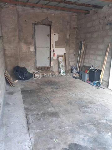 Découvrez cette maison, située dans un quartier calme qui promet un quotidien serein. Son style authentique, datant des années 40, offre une ambiance chaleureuse et un charme indéniable.

Cette jolie demeure de 48m² comprend une belle pièce de vie de plus de 22m² et 2 chambres. 
Sur un terrain de 423m² bien entretenu, vous pourrez vous détendre et profitez des beaux jours. L'agencement optimal des espaces intérieurs confortables et fonctionnels vous permettra de créer votre cocon à votre goût. Possibilité d'aménager les combles.
Un garage non accolé à la maison avec porte coulissante en PVC et porte d'accès au jardin vient compléter ce bien.

Bien desservie par les transports et à proximité des commerces, elle est idéale pour ceux cherchant un endroit paisible tout en restant proche de l'animation urbaine.  Vous serez à 2 minutes des commodités et 5 minutes de la mer. 
Profitez d'une opportunité unique avec Christelle Ruelle pour devenir propriétaire de cette adorable maison en appelant le 06.11.22.13.30