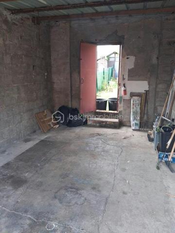 Découvrez cette maison, située dans un quartier calme qui promet un quotidien serein. Son style authentique, datant des années 40, offre une ambiance chaleureuse et un charme indéniable.

Cette jolie demeure de 48m² comprend une belle pièce de vie de plus de 22m² et 2 chambres. 
Sur un terrain de 423m² bien entretenu, vous pourrez vous détendre et profitez des beaux jours. L'agencement optimal des espaces intérieurs confortables et fonctionnels vous permettra de créer votre cocon à votre goût. Possibilité d'aménager les combles.
Un garage non accolé à la maison avec porte coulissante en PVC et porte d'accès au jardin vient compléter ce bien.

Bien desservie par les transports et à proximité des commerces, elle est idéale pour ceux cherchant un endroit paisible tout en restant proche de l'animation urbaine.  Vous serez à 2 minutes des commodités et 5 minutes de la mer. 
Profitez d'une opportunité unique avec Christelle Ruelle pour devenir propriétaire de cette adorable maison en appelant le 06.11.22.13.30