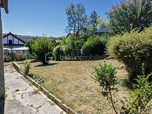 Découvrez cette maison, située dans un quartier calme qui promet un quotidien serein. Son style authentique, datant des années 40, offre une ambiance chaleureuse et un charme indéniable.

Cette jolie demeure de 48m² comprend une belle pièce de vie de plus de 22m² et 2 chambres. 
Sur un terrain de 423m² bien entretenu, vous pourrez vous détendre et profitez des beaux jours. L'agencement optimal des espaces intérieurs confortables et fonctionnels vous permettra de créer votre cocon à votre goût. Possibilité d'aménager les combles.
Un garage non accolé à la maison avec porte coulissante en PVC et porte d'accès au jardin vient compléter ce bien.

Bien desservie par les transports et à proximité des commerces, elle est idéale pour ceux cherchant un endroit paisible tout en restant proche de l'animation urbaine.  Vous serez à 2 minutes des commodités et 5 minutes de la mer. 
Profitez d'une opportunité unique avec Christelle Ruelle pour devenir propriétaire de cette adorable maison en appelant le 06.11.22.13.30
