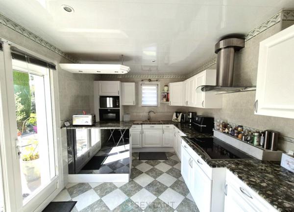 Belles prestations : Maison 5 chambres, garage, piscine, jardin paysagé