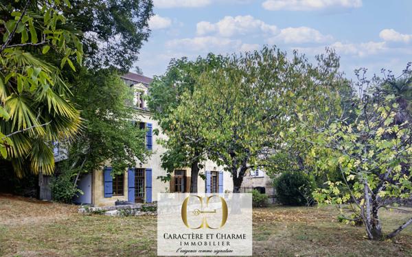 Beynac-et-Cazenac (24220) Beynac. Maison en pierre restaurée 200 m2 - jardin - Spa - Vue Château.