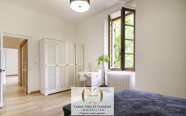 Beynac-et-Cazenac (24220) Beynac. Maison en pierre restaurée 200 m2 - jardin - Spa - Vue Château.