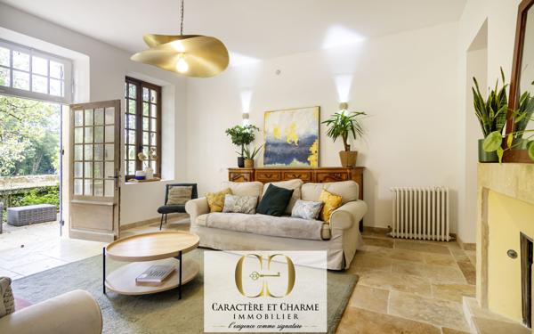 Beynac-et-Cazenac (24220) Beynac. Maison en pierre restaurée 200 m2 - jardin - Spa - Vue Château.