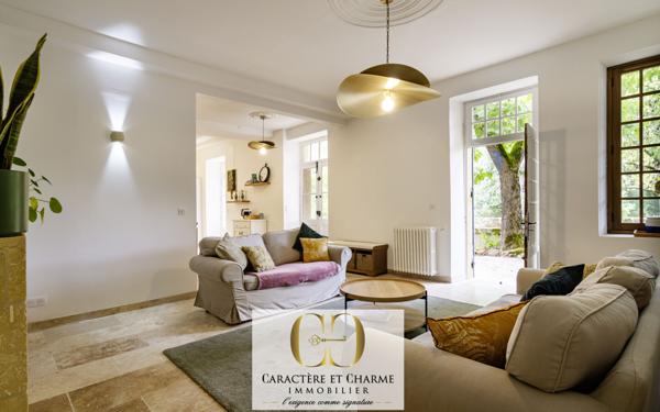 Beynac-et-Cazenac (24220) Beynac. Maison en pierre restaurée 200 m2 - jardin - Spa - Vue Château.