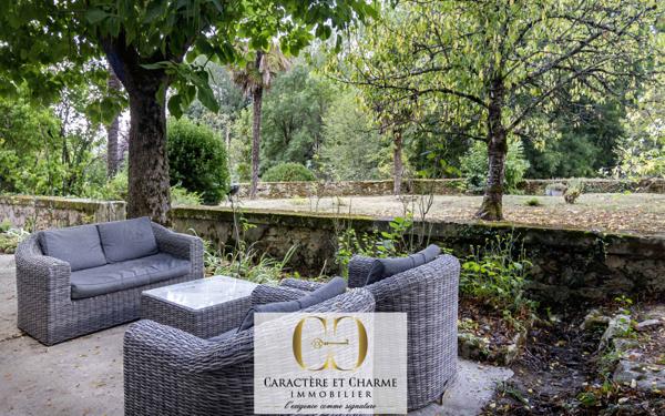 Beynac-et-Cazenac (24220) Beynac. Maison en pierre restaurée 200 m2 - jardin - Spa - Vue Château.