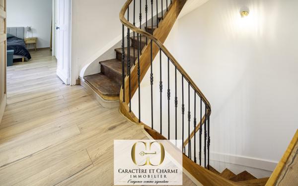 Beynac-et-Cazenac (24220) Beynac. Maison en pierre restaurée 200 m2 - jardin - Spa - Vue Château.