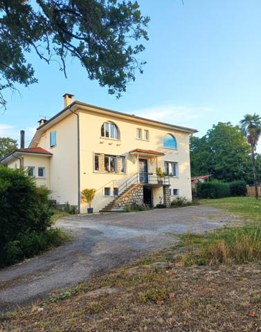 Maison 7 pièces de 276 m² 5 chambres avec piscine et dépendances