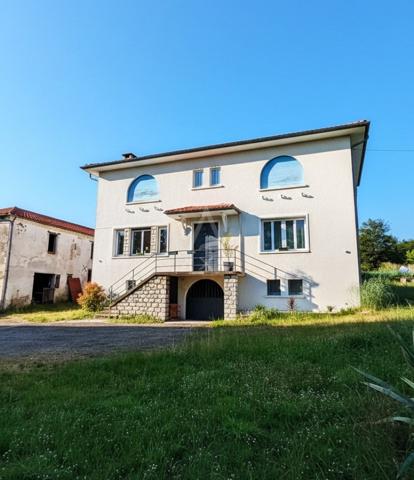 Maison 7 pièces de 276 m² 5 chambres avec piscine et dépendances