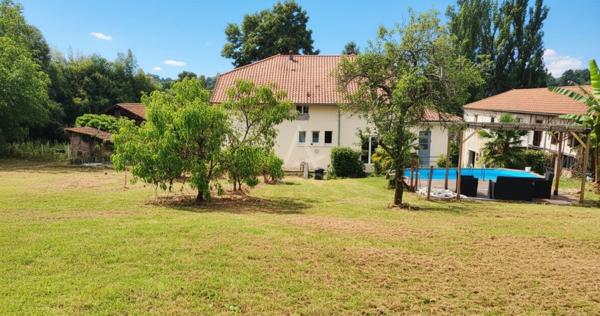 Maison 7 pièces de 276 m² 5 chambres avec piscine et dépendances