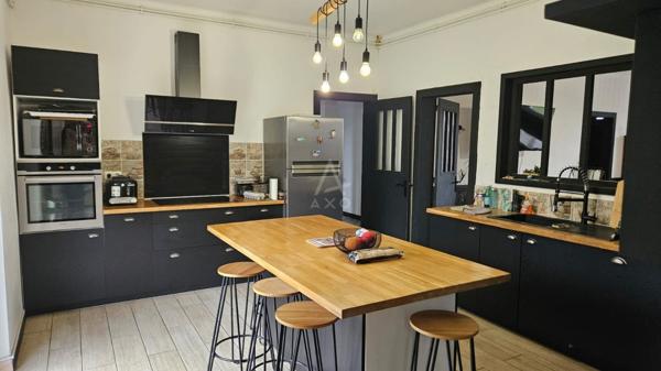 Maison 7 pièces de 276 m² 5 chambres avec piscine et dépendances