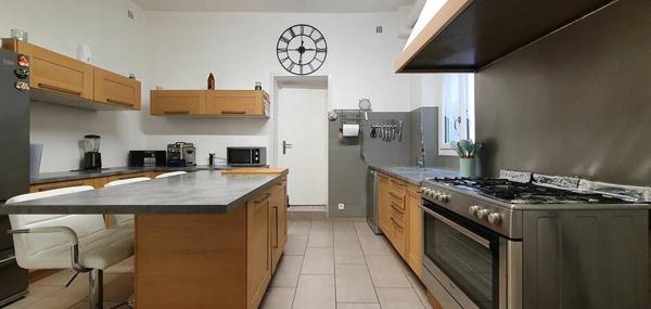 Murs commerciaux + Appartement T3 pour 132 m²