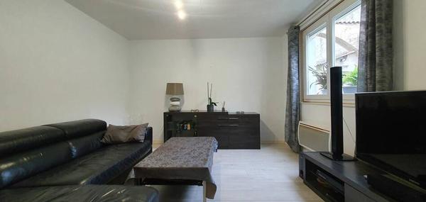 Murs commerciaux + Appartement T3 pour 132 m²