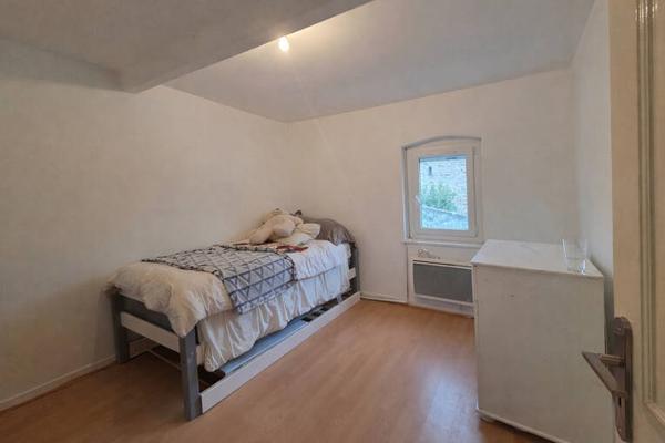 Murs commerciaux + Appartement T3 pour 132 m²