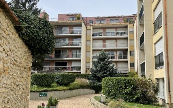 Appartement à louer    3 pièces • 69,60 m2 Versailles