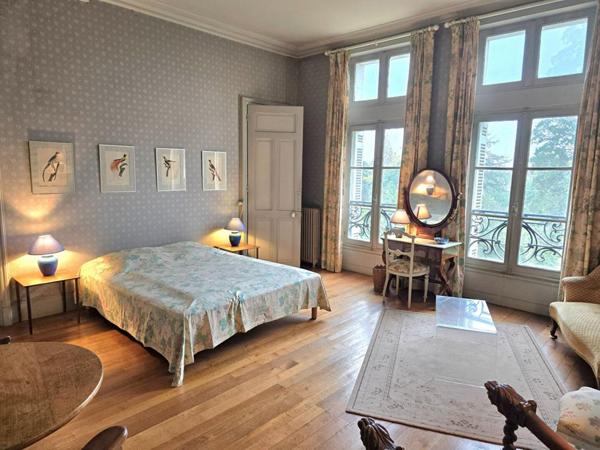 Demeure de prestige de 417m2, sur un terrain de 6ha 23a 18ca, piscine, dépendance et un logement  type 4